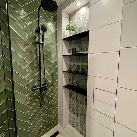 Luxury 2 Bedroom *