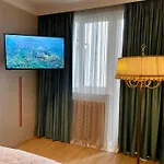 Luxury 2 Bedroom *