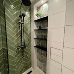 Luxury 2 Bedroom *